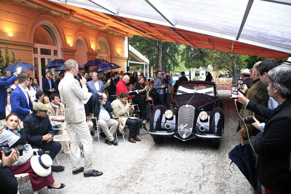 The Alfa ROMEO 8c 2900b from Class B Fast Forward: A Quarter Century of Progress drives in an unusual setting up to get the covoted price.